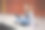 年轻的女学生坐在外面的地板上，用笔记本电脑写笔记。使用电脑。享受自由职业远程工作或远程教育图片下载