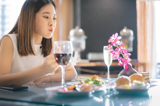 奢华的午餐，亚洲人的生活图片下载
