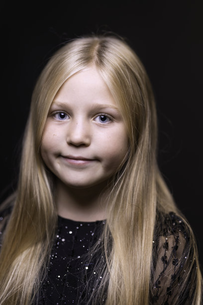 8岁，长着一头金黄色的长发图片下载