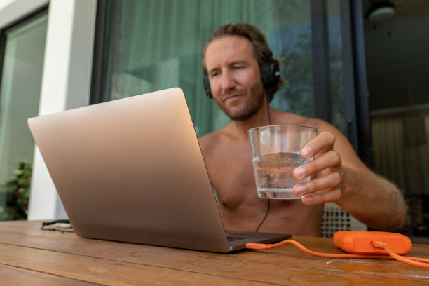 一个年轻人在户外用电脑工作图片下载