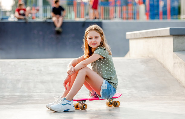 女孩在户外玩滑板图片下载