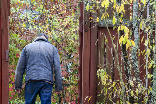 冷天里的男人图片下载