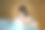 妇女在家里躺在床上时出现偏头痛。失眠，失眠，疲劳，痛苦和压力的概念图片下载