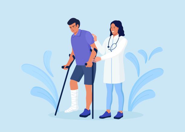 护士或医生帮助断腿的病人走路。医生安慰拄着拐杖的病人，病人的腿上打了石膏，以便康复图片下载
