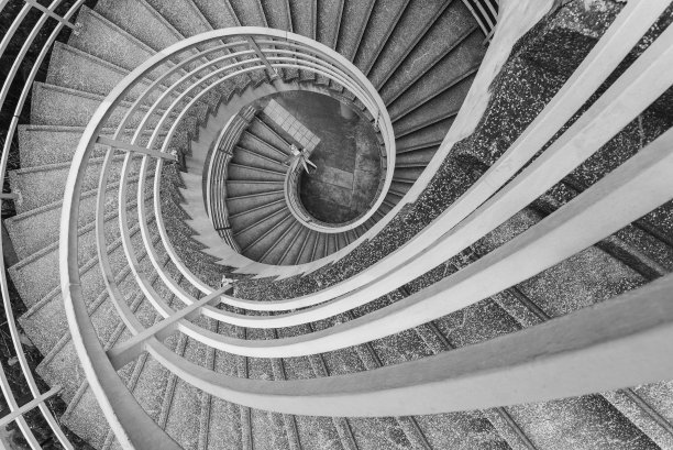 从顶部看，空的现代螺旋楼梯图片下载