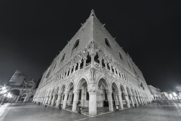 意大利威尼斯圣马可广场上的总督宫殿图片下载