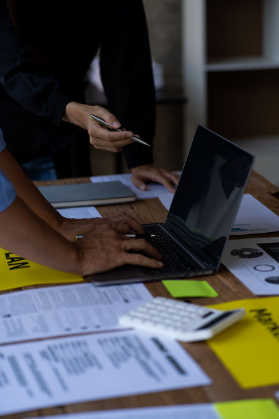 多元化的创业团队和整合想法:业务团队同事头脑风暴业务想法结束小组讨论，桌上有纸，计划与同事在办公室工作。图片下载