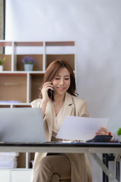 亚洲妇女在办公室用笔记本电脑准备会计分析报告房地产投资信息税务概念和财务系统垂直图片图片下载