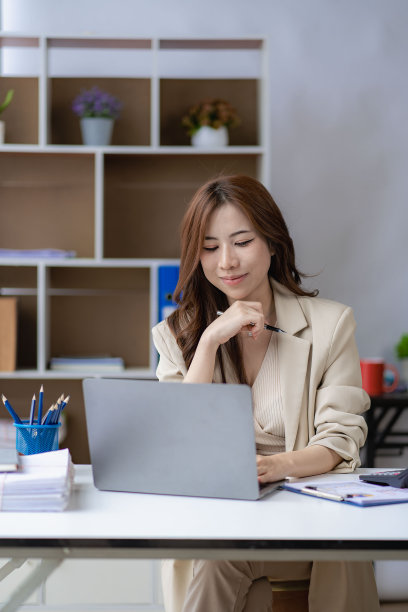 亚洲妇女在办公室用笔记本电脑准备会计分析报告房地产投资信息税务概念和财务系统垂直图片图片下载