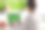 年轻的褐发女自由职业者坐在笔记本电脑前的绿色屏幕图片下载