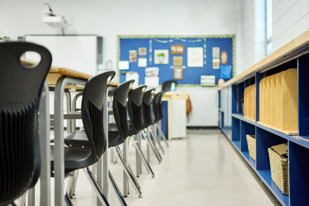 学校教室里的桌椅图片下载