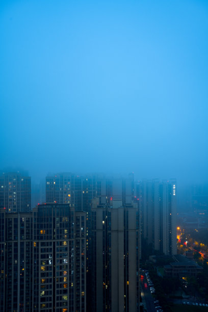 雾中的现代城市图片下载