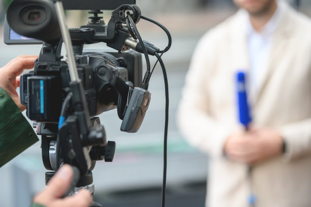 电视记者在镜头前进行直播图片下载