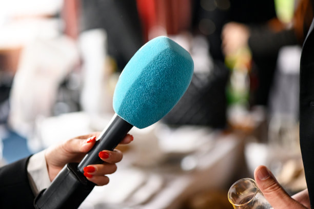 在美食节上采访企业家图片下载