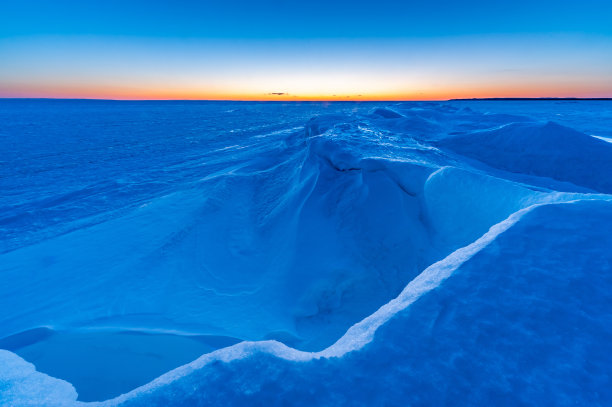 休伦湖和格鲁吉亚湾在冬天的黄昏，蒂尼，安大略省，加拿大图片下载