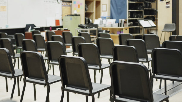 独奏音乐会前，学校音乐教室里的椅子图片下载