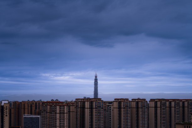 雾中的现代城市图片下载