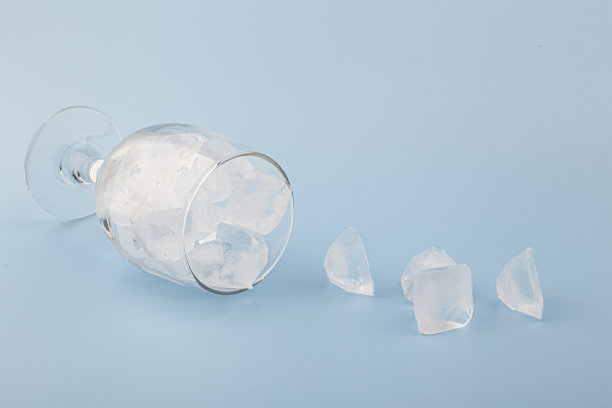 玻璃中的冰孤立在天蓝的背景上图片下载