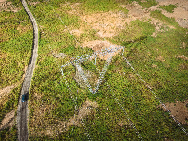 电力线的俯视图，下面是维修道路图片下载