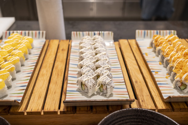 自助餐的托盘上有各种寿司图片下载