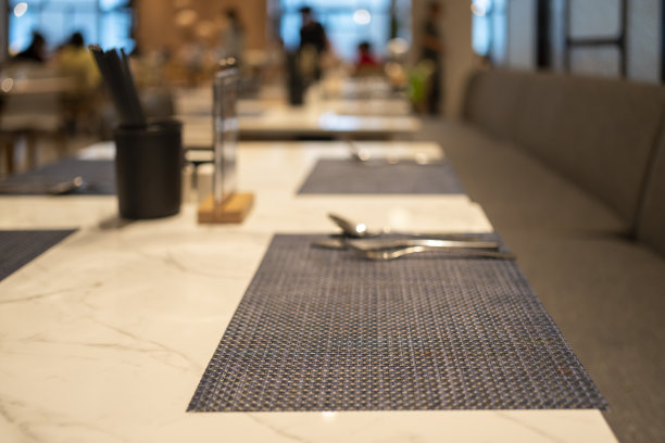 餐厅里的桌椅和餐具图片下载