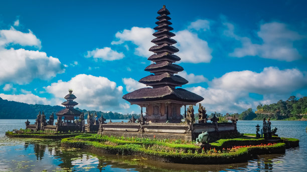 巴厘岛穆杜克附近的Pura Ulun Danu Beratan寺庙水上的宝塔图片下载