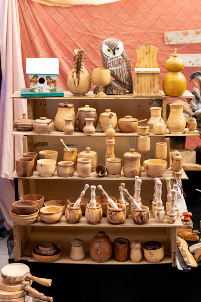 市场摊位上用橄榄木制成的器皿和厨房用具。图片下载