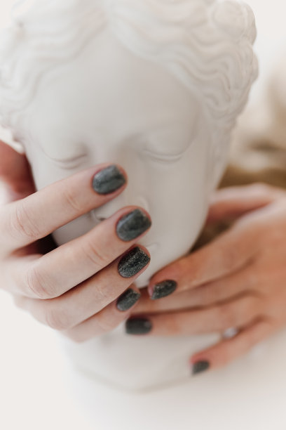 在美容院，一位年轻女子的手正在接受美容师的指甲锉。修甲，美甲，盛大开业。隔离结束了，穿防护服的千禧女性。图片下载