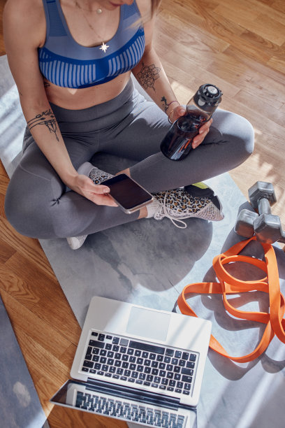 漂亮女人在家锻炼。拥有美丽身材的成年女士在公寓里锻炼。图片下载