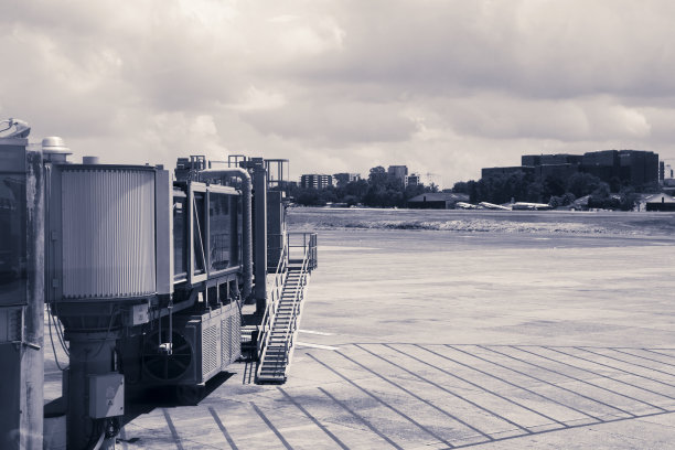 拉奥罗拉国际机场跑道开放空间，拉丁美洲航空标牌和技术，登机门。图片下载