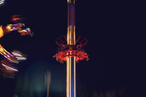 离焦和运动模糊的照片“塔电梯”命名的乐趣装置在伊兹密尔游乐场。图片下载