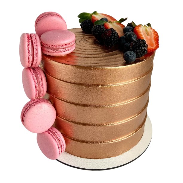 红色水果馅蛋糕，装饰玫瑰金糖霜，杏仁饼干，草莓，蓝莓和新鲜黑莓。在白色的背景上。前视图。图片下载