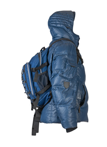 黑色背包，红色外套，白色背景。图片下载