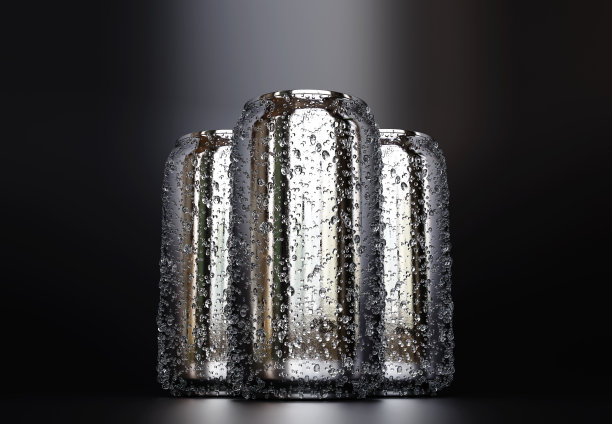 铝啤酒或汽水罐与凝块和水滴凝结，淡水滴图片下载