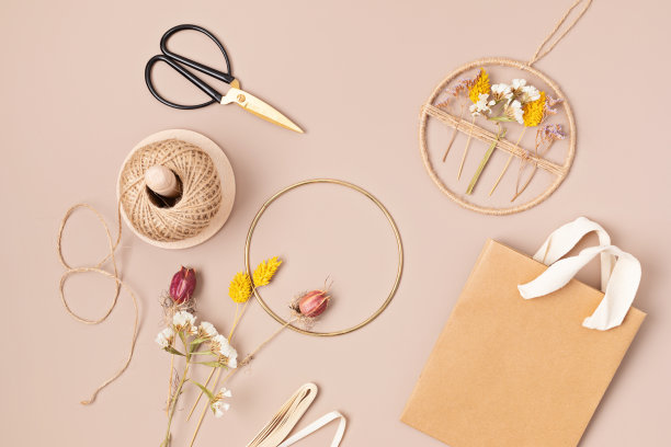 用干花制作手工花环的过程。DIY秋季装饰创意。工匠，小型企业，秋季假期的可持续装饰概念图片下载