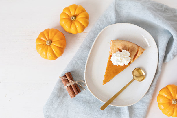 南瓜派的烘烤原料有南瓜、坚果、时令香料和一块派。感恩节和秋季假期的庆祝概念。顶视图,flatlay素材图片