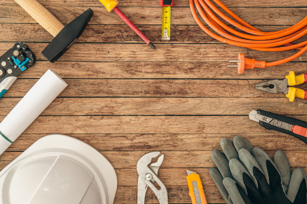平面铺设构图与不同的施工工具在木制背景。图片下载