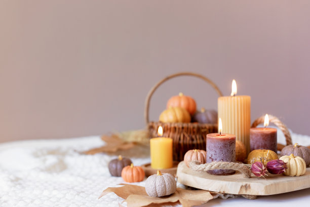秋天表装饰。秋季假期的室内装饰，手工制作的南瓜和蜡烛。节日贺卡图片下载