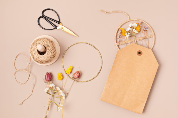 用干花制作手工花环的过程。DIY秋季装饰创意。工匠，小型企业，秋季假期的可持续装饰概念图片下载