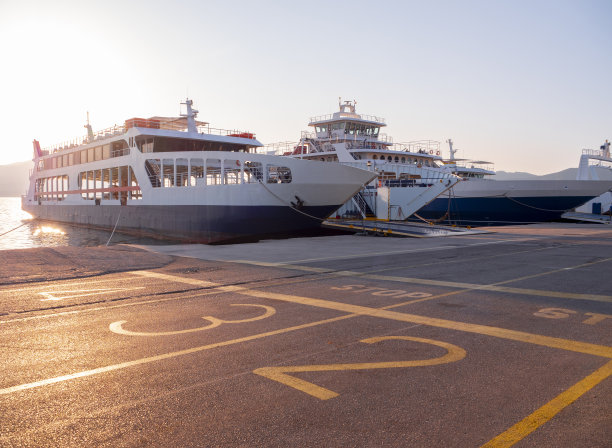 在希腊伊维亚岛的温泉度假村洛特拉·埃迪普苏，日落时分的港口和渡船图片下载