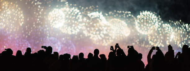 5月9日，莫斯科，人们敬礼的剪影。图片下载