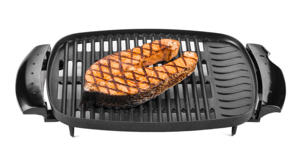 在电烤架上烤的三文鱼排。图片下载