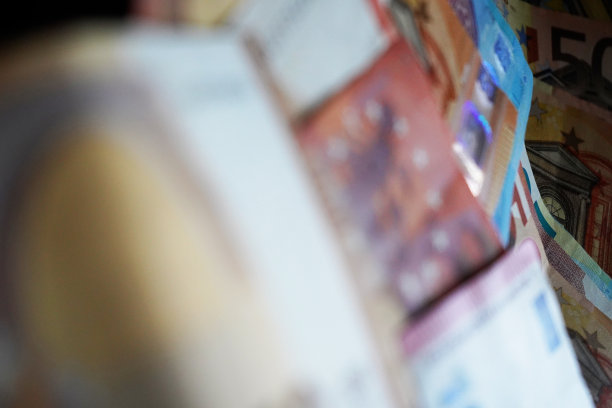 一堆欧元的特写。图片下载