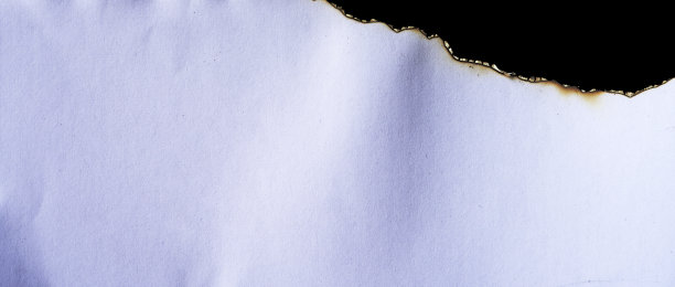 烧纸框架的纹理覆盖。白纸损坏，底色烧焦。空白撕纸边为设计元素。图片下载