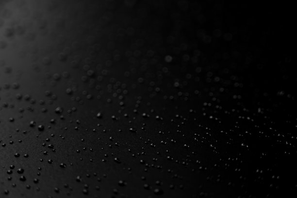 黑色背景的地板上的水滴图片下载