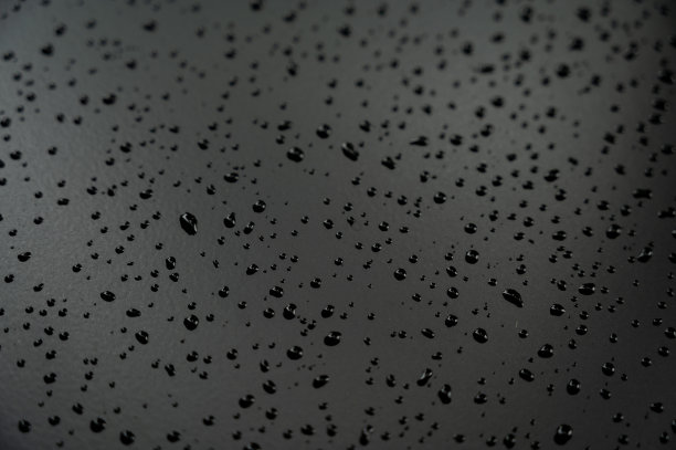 黑色背景的地板上的水滴图片下载