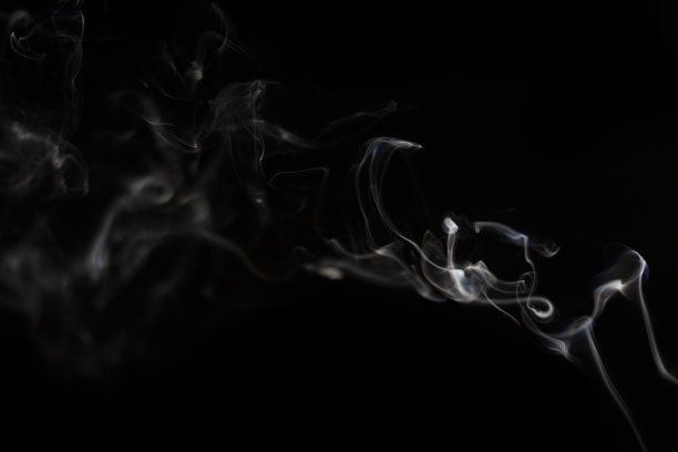 黑色背景上的白烟层叠加效果。一个真实的烟雾或雾效果的照片和视频操纵效果和神秘的设计主题图片下载