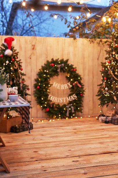 新年和圣诞节的后院装饰。圣诞树，花环和礼物图片下载