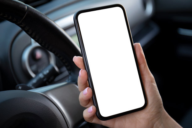 车内装有独立屏幕的女性手持手机图片下载