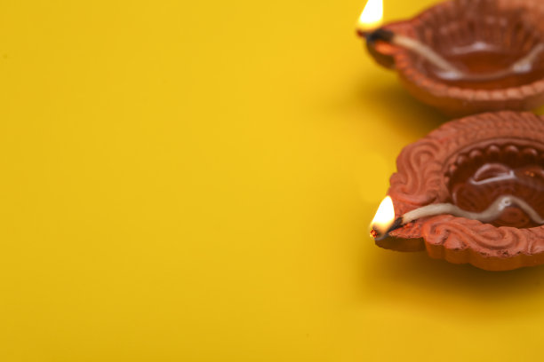 印度排灯节的概念。黄色背景的传统油灯。图片下载